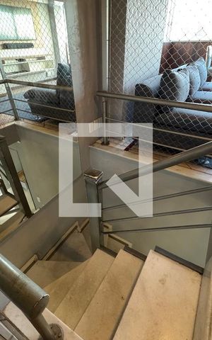 Apartamento à venda com 108m², 2 quartos e 1 vaga Apartamento à venda com 108m², 2 quartos e 1 vagaEscada