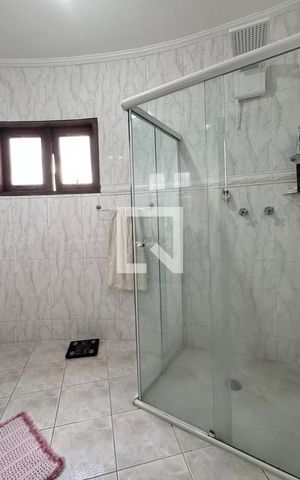 Casa para alugar com 300m², 3 quartos e 2 vagasBanheiro Corredor