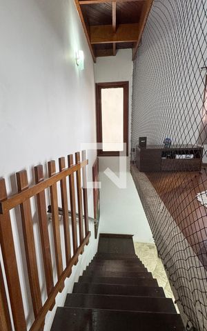 Casa para alugar com 300m², 3 quartos e 2 vagasEscada