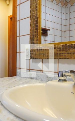 Casa de condomínio para alugar com 380m², 4 quartos e 6 vagasBanheiro Corredor