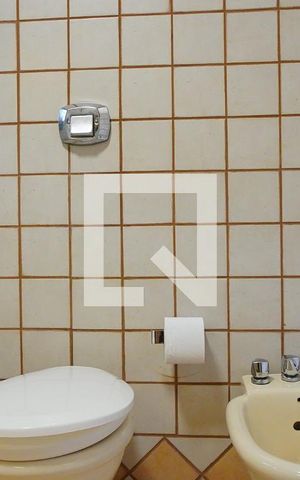 Casa de condomínio para alugar com 380m², 4 quartos e 6 vagasBanheiro Corredor