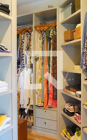 Casa de condomínio para alugar com 380m², 4 quartos e 6 vagasCloset da suíte