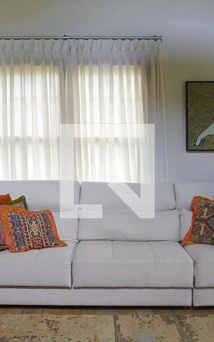 Casa de condomínio para alugar com 380m², 4 quartos e 6 vagasSala