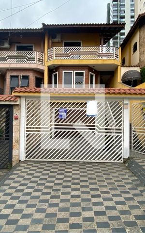 Casa para alugar com 210m², 3 quartos e 6 vagas Casa para alugar com 210m², 3 quartos e 6 vagasFachada com plaquinha