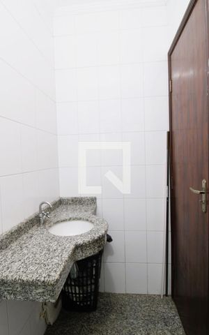 Casa para alugar com 210m², 3 quartos e 6 vagasBanheiro 2