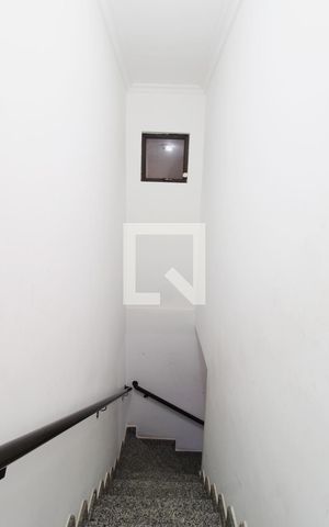 Casa para alugar com 210m², 3 quartos e 6 vagasEscada