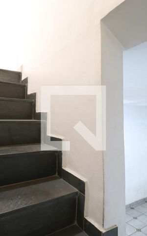 Casa para alugar com 100m², 2 quartos e 1 vagaEscada