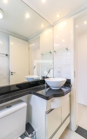 Apartamento à venda com 45m², 2 quartos e 1 vaga Apartamento à venda com 45m², 2 quartos e 1 vagaBanheiro