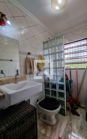 Casa à venda com 200m², 4 quartos e 2 vagasBanheiro