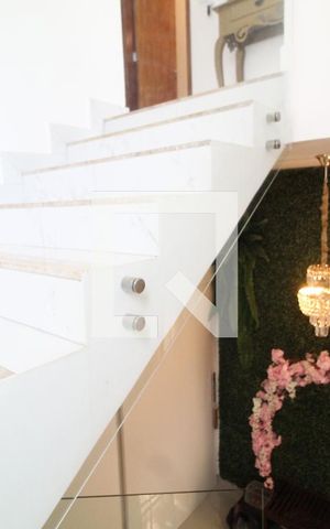 Casa para alugar com 270m², 5 quartos e 6 vagasEscada