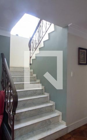 Casa à venda com 540m², 4 quartos e 4 vagas Casa à venda com 540m², 4 quartos e 4 vagasEscada