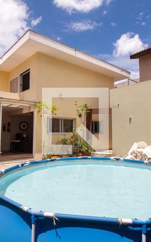 Casa à venda com 540m², 4 quartos e 4 vagas Casa à venda com 540m², 4 quartos e 4 vagasPiscina
