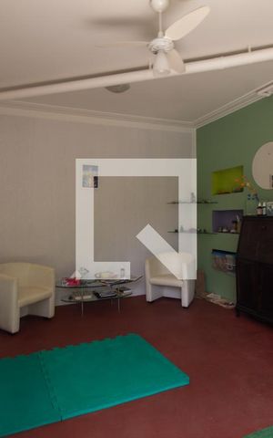 Casa à venda com 540m², 4 quartos e 4 vagas Casa à venda com 540m², 4 quartos e 4 vagasEscritorio