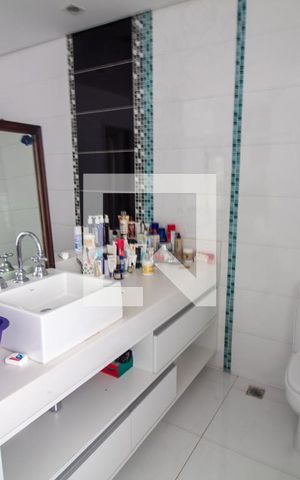 Casa à venda com 540m², 4 quartos e 4 vagas Casa à venda com 540m², 4 quartos e 4 vagasBanheiro da Suíte 1 Senhor e Senhora