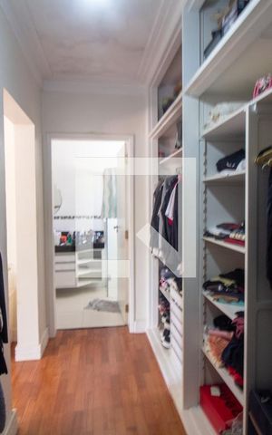 Casa à venda com 540m², 4 quartos e 4 vagas Casa à venda com 540m², 4 quartos e 4 vagasCloset da suíte 2
