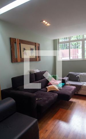 Casa à venda com 540m², 4 quartos e 4 vagas Casa à venda com 540m², 4 quartos e 4 vagasSala de Tv