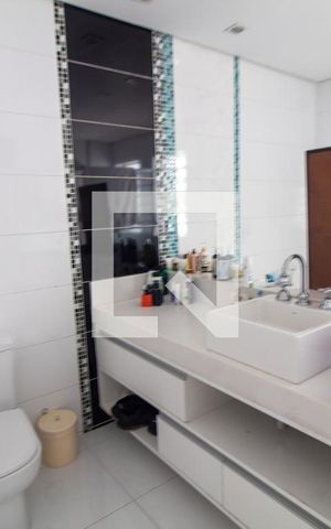 Casa à venda com 540m², 4 quartos e 4 vagas Casa à venda com 540m², 4 quartos e 4 vagasBanheiro da Suíte 1 Senhor e Senhora