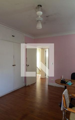 Casa à venda com 540m², 4 quartos e 4 vagas Casa à venda com 540m², 4 quartos e 4 vagasQuarto 1