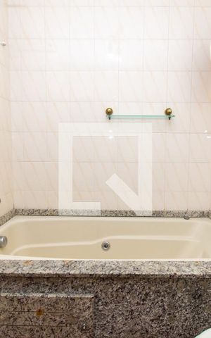 Casa à venda com 231m², 4 quartos e 2 vagas Casa à venda com 231m², 4 quartos e 2 vagasBanheira