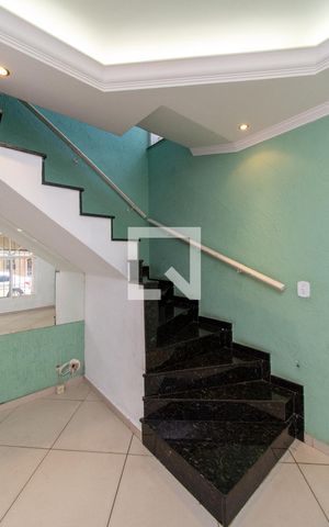 Casa à venda com 231m², 4 quartos e 2 vagas Casa à venda com 231m², 4 quartos e 2 vagasEscada