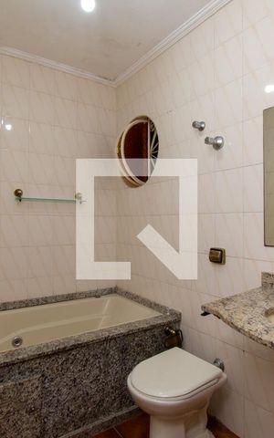 Casa à venda com 231m², 4 quartos e 2 vagas Casa à venda com 231m², 4 quartos e 2 vagasBanheiro da Suíte
