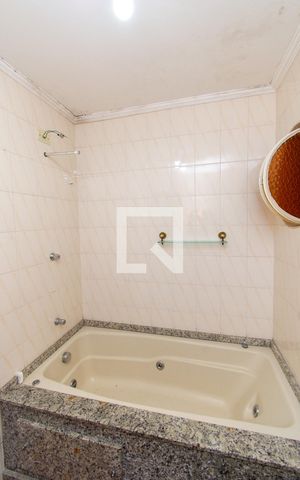 Casa à venda com 231m², 4 quartos e 2 vagas Casa à venda com 231m², 4 quartos e 2 vagasBanheiro da Suíte