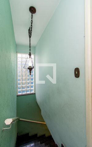 Casa à venda com 231m², 4 quartos e 2 vagas Casa à venda com 231m², 4 quartos e 2 vagasEscada