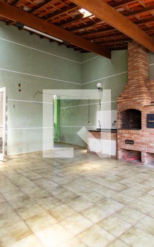 Casa à venda com 231m², 4 quartos e 2 vagas Casa à venda com 231m², 4 quartos e 2 vagasVaranda