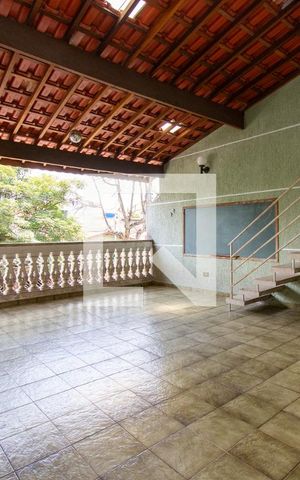 Casa à venda com 231m², 4 quartos e 2 vagas Casa à venda com 231m², 4 quartos e 2 vagasVaranda