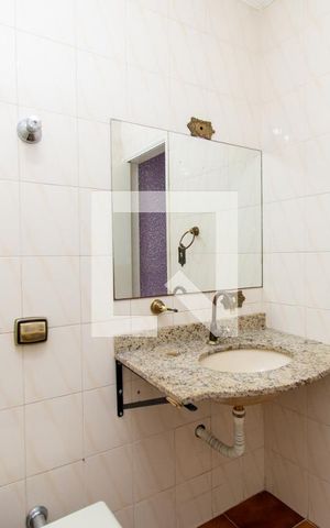 Casa à venda com 231m², 4 quartos e 2 vagas Casa à venda com 231m², 4 quartos e 2 vagasBanheiro da Suíte
