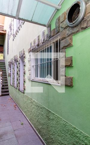 Casa à venda com 231m², 4 quartos e 2 vagas Casa à venda com 231m², 4 quartos e 2 vagasÁrea externa