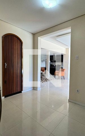 Casa para alugar com 860m², 4 quartos e 7 vagas Casa para alugar com 860m², 4 quartos e 7 vagasSala