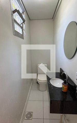 Casa para alugar com 860m², 4 quartos e 7 vagas Casa para alugar com 860m², 4 quartos e 7 vagasBanheiro de Serviço