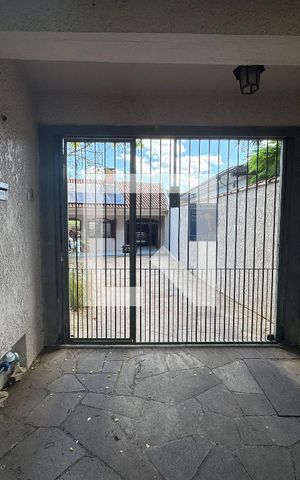 Casa para alugar com 860m², 4 quartos e 7 vagas Casa para alugar com 860m², 4 quartos e 7 vagasFachada
