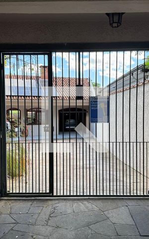 Casa para alugar com 860m², 4 quartos e 7 vagas Casa para alugar com 860m², 4 quartos e 7 vagasFachada