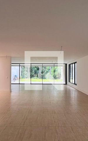 Casa à venda com 845m², 4 quartos e 6 vagas Casa à venda com 845m², 4 quartos e 6 vagasSala