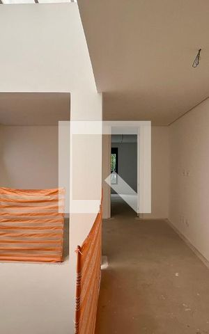 Casa à venda com 845m², 4 quartos e 6 vagas Casa à venda com 845m², 4 quartos e 6 vagasEscada acesso aos quartos