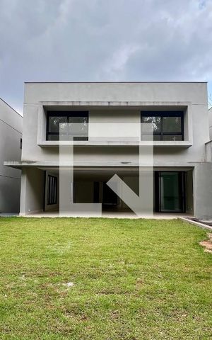 Casa à venda com 845m², 4 quartos e 6 vagas Casa à venda com 845m², 4 quartos e 6 vagasVaranda da Sala