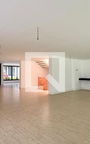 Casa à venda com 845m², 4 quartos e 6 vagas Casa à venda com 845m², 4 quartos e 6 vagasSala