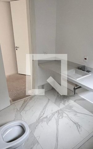 Casa à venda com 845m², 4 quartos e 6 vagas Casa à venda com 845m², 4 quartos e 6 vagasBanheiro Quarto 1