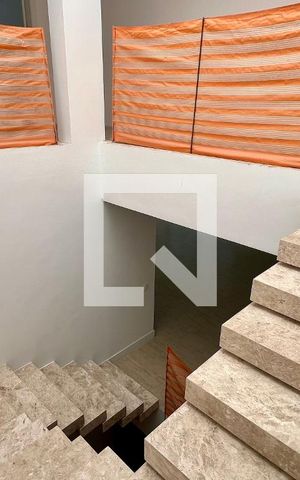 Casa à venda com 845m², 4 quartos e 6 vagas Casa à venda com 845m², 4 quartos e 6 vagasEscada acesso aos quartos