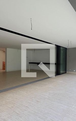 Casa à venda com 845m², 4 quartos e 6 vagas Casa à venda com 845m², 4 quartos e 6 vagasSala