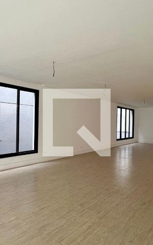Casa à venda com 845m², 4 quartos e 6 vagas Casa à venda com 845m², 4 quartos e 6 vagasSala