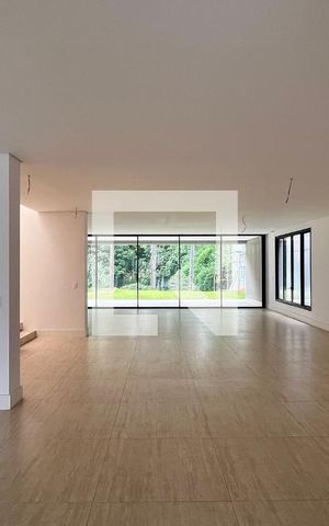 Casa à venda com 845m², 4 quartos e 6 vagas Casa à venda com 845m², 4 quartos e 6 vagasSala
