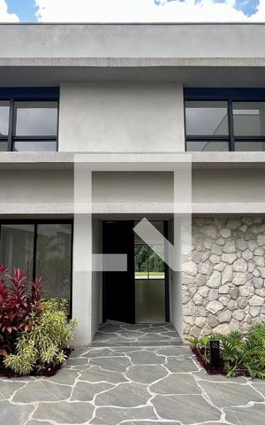 Casa à venda com 845m², 4 quartos e 6 vagas Casa à venda com 845m², 4 quartos e 6 vagasFachada