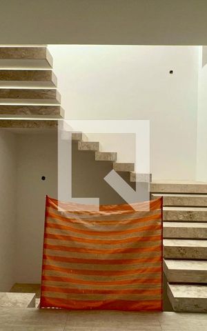 Casa à venda com 845m², 4 quartos e 6 vagas Casa à venda com 845m², 4 quartos e 6 vagasEscada acesso aos quartos