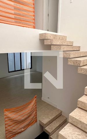 Casa à venda com 845m², 4 quartos e 6 vagas Casa à venda com 845m², 4 quartos e 6 vagasEscada acesso aos quartos