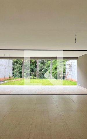 Casa à venda com 845m², 4 quartos e 6 vagas Casa à venda com 845m², 4 quartos e 6 vagasSala