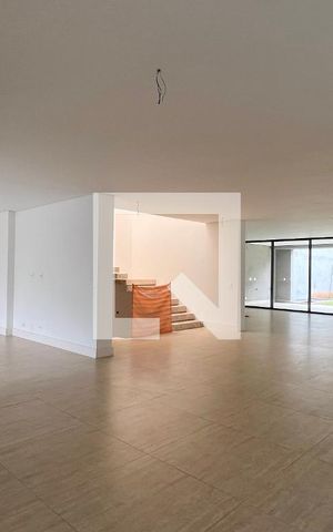 Casa à venda com 845m², 4 quartos e 6 vagas Casa à venda com 845m², 4 quartos e 6 vagasSala