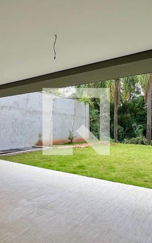 Casa à venda com 845m², 4 quartos e 6 vagas Casa à venda com 845m², 4 quartos e 6 vagasSala